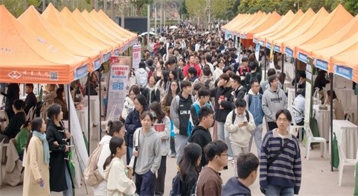 职引未来！福州工商学院2025秋招“直播+AI”双驱动解锁就业新路径