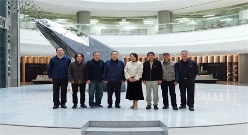 共筑中美文学交流之桥！全美中国作家联谊会会长冰凌向我校捐赠图书并颁发功勋奖章